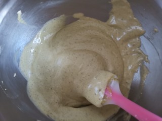 11、抹茶奶油杯子蛋糕????,翻拌均匀至看不见蛋白霜