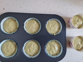 12、抹茶奶油杯子蛋糕????,装入裱花袋挤上纸杯8分满