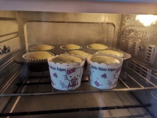 13、抹茶奶油杯子蛋糕????,送入预热好的烤箱，上下火140度烤30分钟