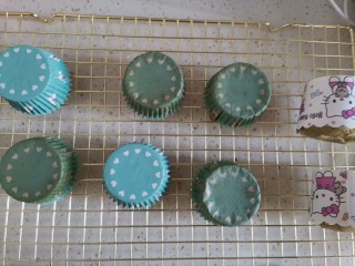 14、抹茶奶油杯子蛋糕????,烤好取出来倒扣晾凉