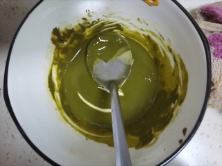 15、抹茶奶油杯子蛋糕????,抹茶粉加水，搅拌均匀备用