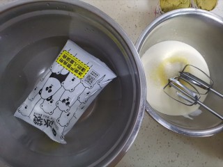 16、抹茶奶油杯子蛋糕????,准备冰水，称好淡奶油加入白砂糖
