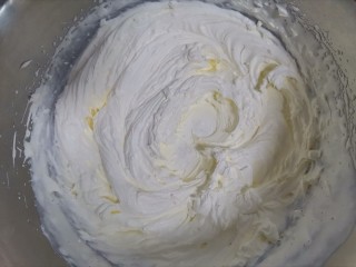 18、抹茶奶油杯子蛋糕????,打发奶油体积变大，出现明显的纹路，倾斜盆子奶油不流动，9分发，适合做裱花，抹面。