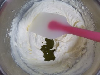 19、抹茶奶油杯子蛋糕????,将拌好的抹茶糊倒入奶油翻拌均匀