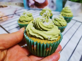 21、抹茶奶油杯子蛋糕????,挤在纸杯蛋糕上，撒上椰蓉装饰