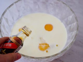 6、吐司布丁,加入香草精