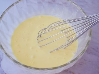 7、吐司布丁,搅拌成蛋奶液
