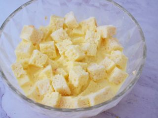 8、吐司布丁,把切好的土司块放入蛋奶液中，让土司块吸饱蛋液