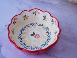 9、吐司布丁,烤碗底部和四边都涂抹上软化的黄油