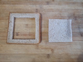 2、苹果玫瑰花土司,将一片土司中间切出方形回字框。