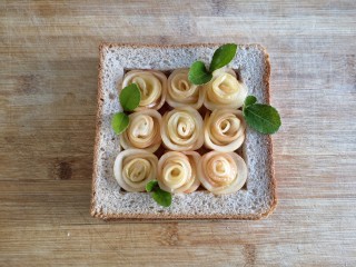 16、苹果玫瑰花土司,最后加小叶子点缀一下。