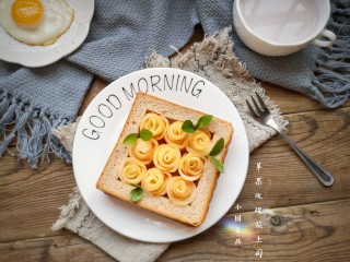 19、苹果玫瑰花土司,将土司和溏心蛋装盘，再加一杯热可可奶，就是营养美味的一顿早餐啦！