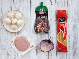 1、黑胡椒蘑菇意大利面,准备食材