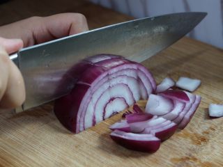 3、黑胡椒蘑菇意大利面,洋葱切丁