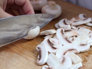 4、黑胡椒蘑菇意大利面,蘑菇切片