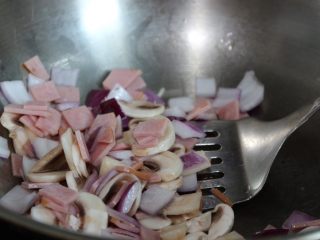 6、黑胡椒蘑菇意大利面,翻炒片刻