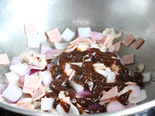 7、黑胡椒蘑菇意大利面,加入黑胡椒酱