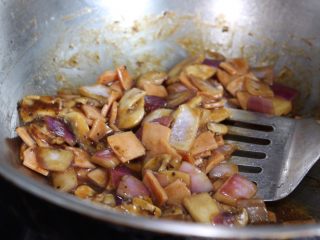 8、黑胡椒蘑菇意大利面,炒熟即可