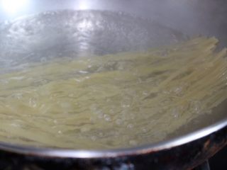 9、黑胡椒蘑菇意大利面,水沸，放入意大利面