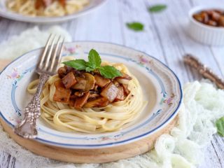 13、黑胡椒蘑菇意大利面,最后加入蘑菇火腿洋葱黑椒酱，再插上罗勒