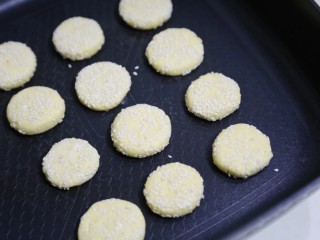 7、软糯香甜的奶香红薯圆饼 一口平底锅就搞定了,平底锅调最小火，将红薯饼放入锅中，慢慢煎至两面金黄。