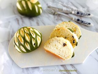 3、抹茶欧克软欧包,外脆内软的口感让人爱不释手。(我是刚烤好就切片，放凉后切片会更整齐美观)