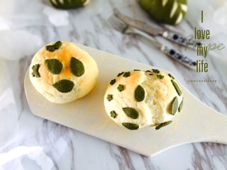 4、抹茶欧克软欧包,随意变化的造型吸引着越来越多的烘焙爱好者。