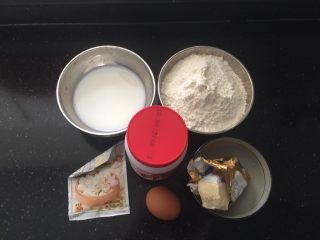 5、抹茶欧克软欧包,下面就让我们做起来！准备好主面团的材料。