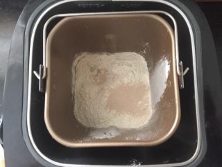 6、抹茶欧克软欧包,把主面团里除了黄油和提子干以外的所有材料倒入面包机里，启动揉面上程序，大约28分钟。