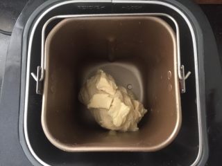 7、抹茶欧克软欧包,大约10分钟的时候放入黄油继续揉面程序。