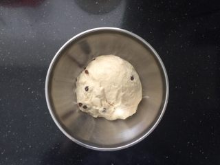 9、抹茶欧克软欧包,取出面团放入盆中冰箱里冷藏发酵。