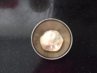 10、抹茶欧克软欧包,欧克皮的材料全部放入碗中揉滋润。