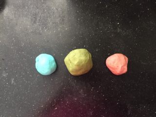 11、抹茶欧克软欧包,加入抹茶粉揉均匀(其它两个颜色做别的用了，忽略不计，材料中写的量就是这个抹茶面团的实际用量)