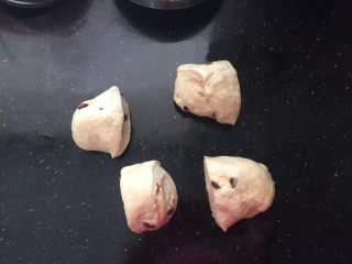 14、抹茶欧克软欧包,分成四份，松弛5分钟。