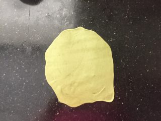 15、抹茶欧克软欧包,抹茶欧克皮擀成薄片。