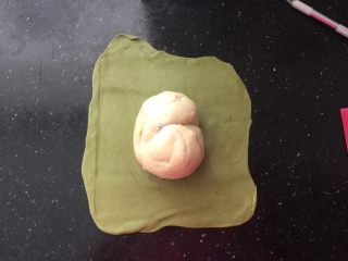 16、抹茶欧克软欧包,放入一个发酵面团。