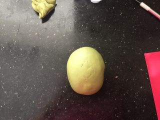 17、抹茶欧克软欧包,捏紧收口，切去多余的欧克皮，整形。