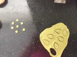 18、抹茶欧克软欧包,再做一种造型的，欧克皮擀成薄片，用模具压出小花和树叶的形状。