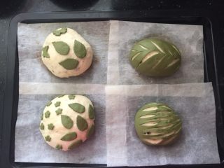 21、抹茶欧克软欧包,包上欧克皮的两个用锋利的刀片割出花纹。