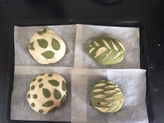 22、抹茶欧克软欧包,进行二次发酵后，喷上少许清水。