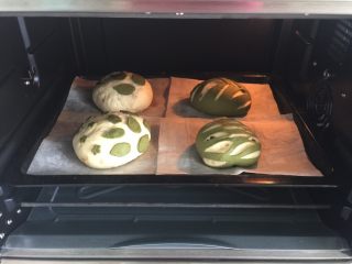 23、抹茶欧克软欧包, 烤箱150度提前预热10分钟，放入烤盘上下火烤25分钟后取出。