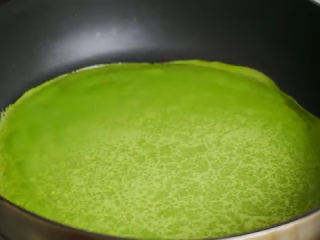 8、抹茶千层蛋糕,小火煎约20秒,待面糊表面凝固后用手翻面,再煎8-10秒即可出锅