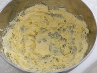 4、香酥美味蔓越莓饼干,黄油中加入糖粉,用电动打蛋器搅打均匀,不需要完全打发。