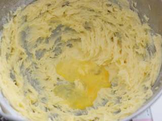 5、香酥美味蔓越莓饼干,加入鸡蛋液继续搅打均匀,至鸡蛋液被完全吸收。