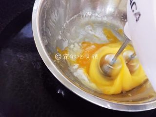 3、蒸蛋糕双拼,全蛋打发,如果不是夏天的话,建议坐在一盆温水上,更加容易打发。先中速,看到有密集的泡沫出现换成高速。