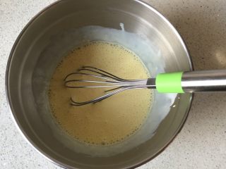 3、淡奶油戚风蛋糕,用手抽搅拌均匀