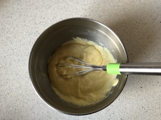 5、淡奶油戚风蛋糕,搅拌均匀至无颗粒状态