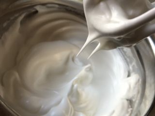 7、淡奶油戚风蛋糕,打发至提起打蛋器有直立小尖角