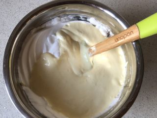 9、淡奶油戚风蛋糕,倒入蛋白霜盆，继续翻拌均匀