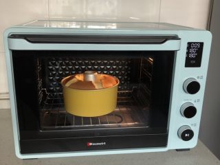 11、淡奶油戚风蛋糕,送入预热好的烤箱，底层、上下火180度烤25-30分钟，出炉震一下热气倒扣晾凉。